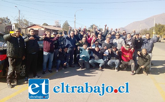 El grupo de dueños conductores de colectivos en Avenida Diego de Almagro en San Felipe.