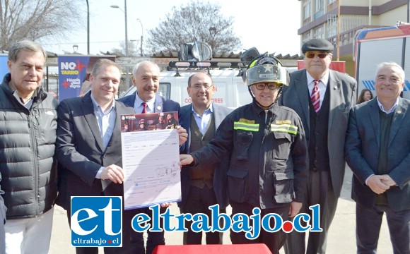 Autoridades bomberiles, municipales y de gobierno junto a representantes de la empresa sanitaria en el lanzamiento oficial de la campaña.