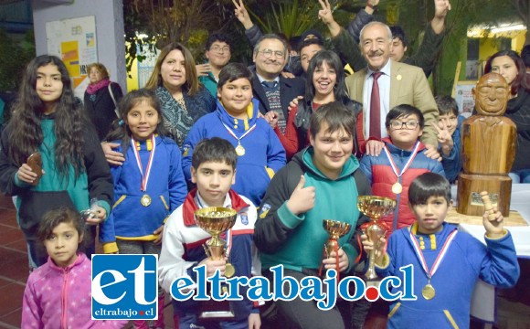 TODOS CAMPEONES.- Aquí están los campeones del Torneo, niñas, niños, jóvenes y adultos posan felices con las autoridades y organizadores de la V Copa de ajedrez Diario El Trabajo.