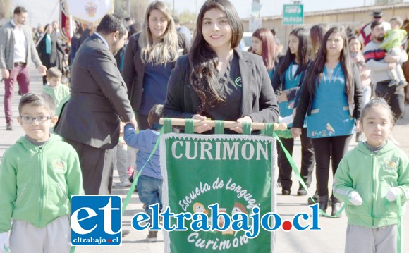 LOS MÁS REGALONES.- La Escuela de Lenguaje Curimón se lució a lo grande, aquí vemos a estos pequeñitos luciendo su estandarte.