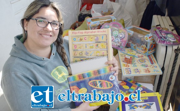 MUCHOS REGALOS.- Priscilla Cantillano preparaba ayer muchos de los regalos que este sábado 10 de agosto entregarán en cuatro hospitales.