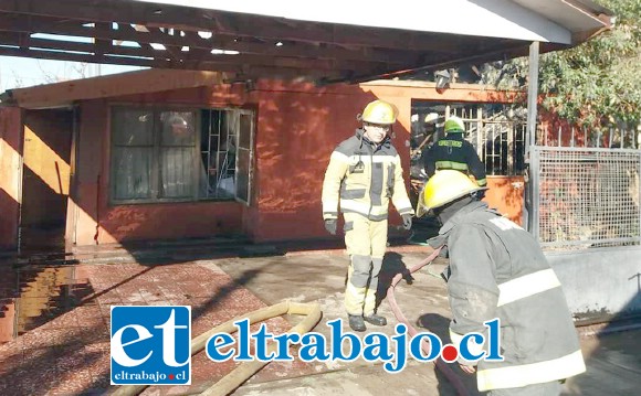 El fuego afectó a dos viviendas de la población La Higuera de la comuna de Santa María. (Fotografías: Emergencia Santa María).