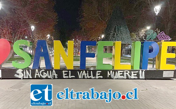 La consigna fue escrita en horas de la madrugada de este miércoles en las recién inauguradas letras corpóreas ubicadas en la Esquina Colorada de San Felipe.