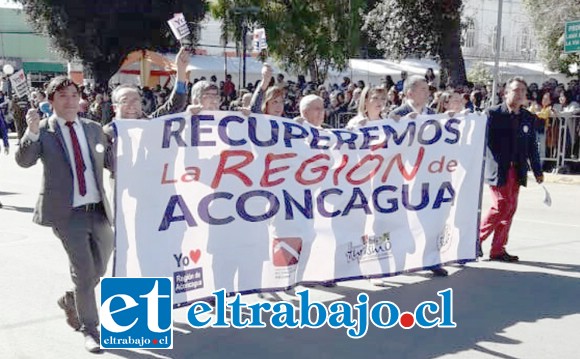 Ciudadanos proclives a la Región de Aconcagua desfilaron portando un lienzo este sábado en la Plaza de Armas.