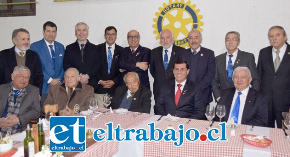 CENA DE ANIVERSARIO.- Los rotarios compartieron amenamente con el alcalde Patricio Freire, única autoridad municipal en llegar de entre todos los invitados a la cena de gala.