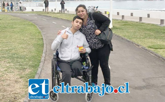 Santiago Poblete Arredondo junto a su madre.