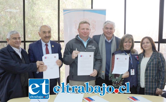 El alcalde Patricio Freire y el director regional del Serviu, Tomás Ochoa, suscribieron el convenio para la ejecución de este atractivo proyecto.