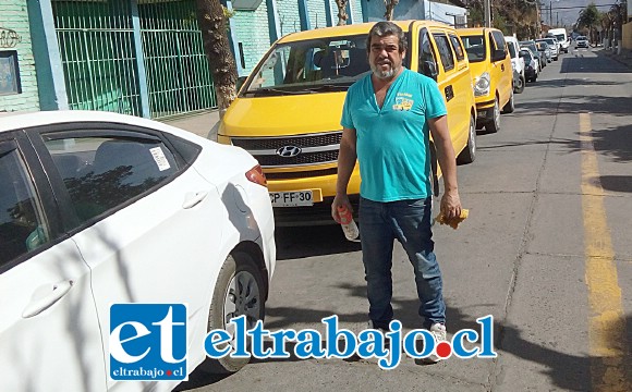 Tío Abel en el lugar donde debiera estar demarcado para estacionamiento de furgones escolares.