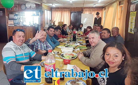 Los conductores reunidos en un almuerzo organizado por cada línea.