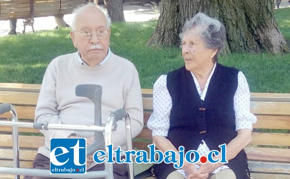 Acá lo vemos junto a su esposa Elba, tomando el fresco de la plaza de armas.