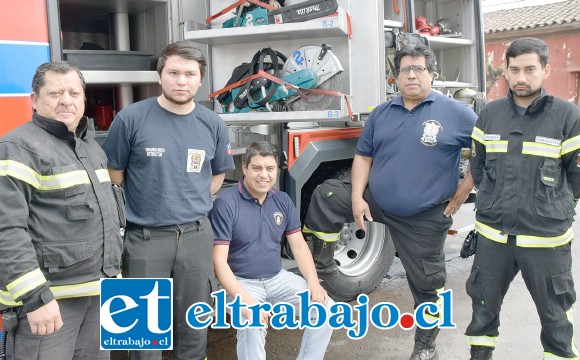 BOMBEROS EN CAMPAÑA.- Ellos son parte del personal de Bomba La Internacional, quienes están desarrollando esta campaña contra el Cáncer de mama, en nuestra comuna.