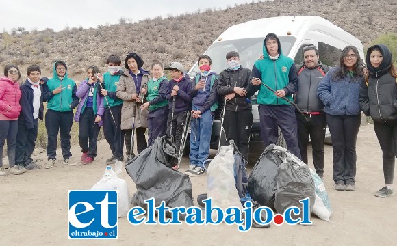 MISIÓN CUMPLIDA.- Aquí los niños nos muestran parte de las bolsas llenas de basura que recolectaron en Laguna del Copín.