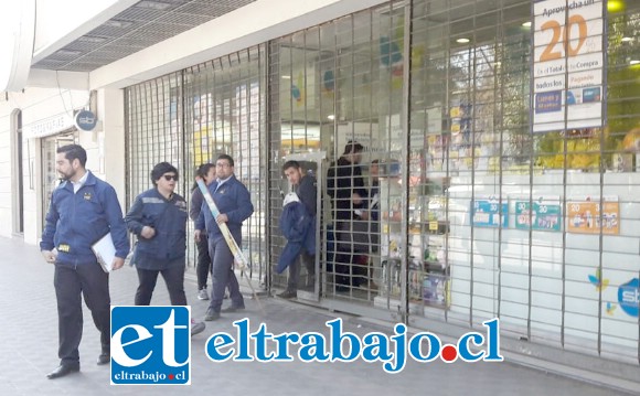 Personal de la PDI efectuando las primeras diligencias en la Farmacia Salcobrand en calle Combate de Las Coimas de San Felipe, la mañana de ayer lunes.