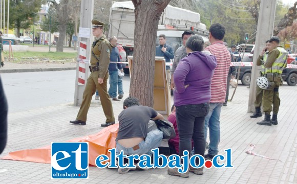 Escenas de profundo dolor entre sus familiares por la irreparable pérdida de don Manuel Ahumada Castillo, quien falleció cerca del mediodía de ayer lunes en avenida Yungay esquina Merced en San Felipe. (Fotografía: Roberto González Short).