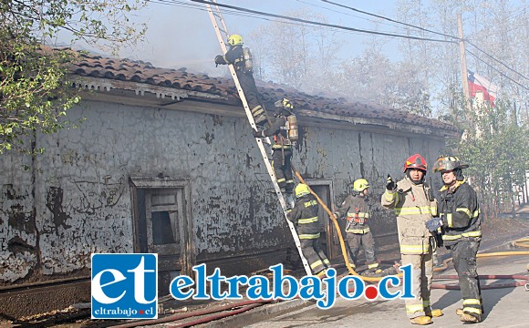 PÉRDIDAS TOTALES.- Decenas de bomberos tuvieron que emplearse a fondo para controlar este voraz incendio en San Rafael.