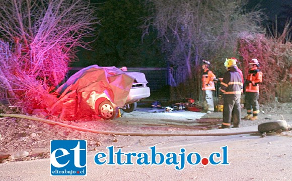 Cristian Sánchez perdió el control en momentos en que efectuaba una maniobra de adelantamiento a otro móvil que lo antecedía, saliéndose hacia un costado de la vía para terminar chocando un poste y luego estrellarse frontalmente contra el árbol.