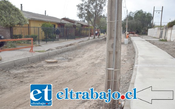 EN PLENA CALLE.- Como lo muestran nuestras cámaras, hay una aparente descoordinación entre el accionar de Vialidad, Serviu y la empresa Chilquinta.