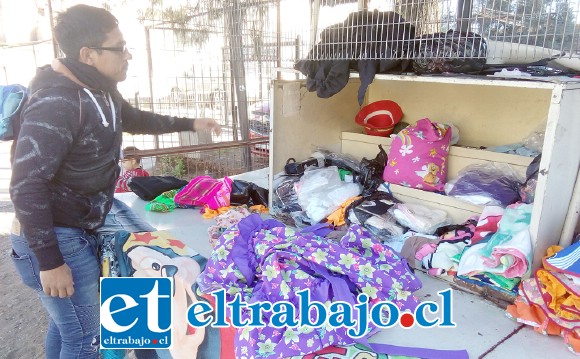 El propio afectado nos muestra donde tenía los vestidos avaluados en 30 mil pesos cada uno.