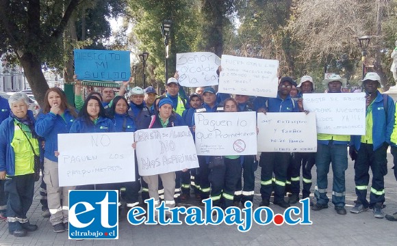 El grupo de trabajadores de parquímetros de San Felipe que paralizaron sus labores ayer.