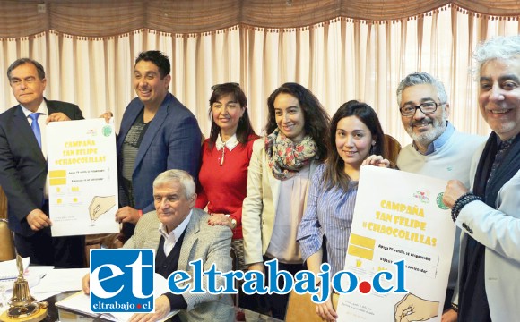 Los concejales junto a personal de la coordinación de reciclaje de la Dirección de Protección y Medioambiente (Dipma), durante el lanzamiento de la campaña ‘#chaocolillas’.