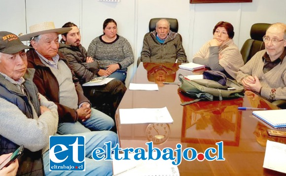 Crianceros de El Manzano junto a miembros de la agrupación Putaendo Resiste se reunieron con representantes del Instituto Nacional de Derechos Humanos (INDH) de la región la tarde de este martes, en las dependencias de la municipalidad de Putaendo.