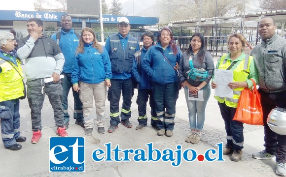 Al mal tiempo buena cara, los trabajadores despedidos junto a la directiva luego de ir a la Inspección del Trabajo.