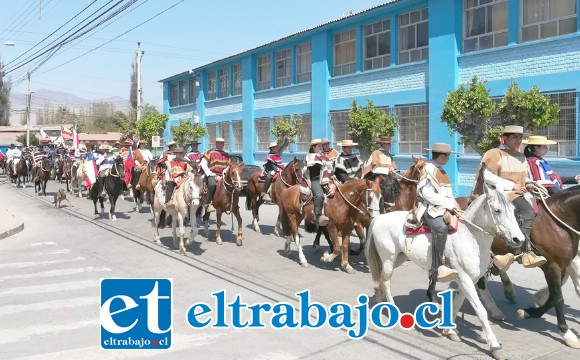 Fueron alrededor de trescientos los Huasos que marcharon en defensa del Rodeo Chileno. En la imagen, pasando por el centro de la comuna de Catemu. (Foto: AquiCatemu.cl)