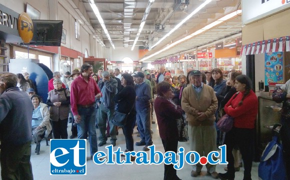 Acá se aprecia la gran cantidad de personas que estaban esperando ser atendidas ayer en la mañana.