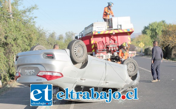 Primero este auto chocó contra una barrera de contención y al evitar colisionar con un camión perdió el control.