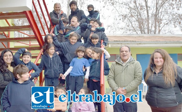 LOS ANFITRIONES.- Estos pequeñitos son los anfitriones de la III Feria Científica Comunal 2019, que desarrolla su Escuela San Rafael en el centro de nuestra comuna.