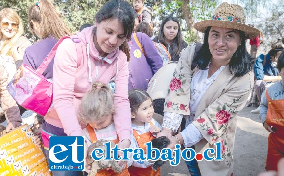 BENDICIÓN DE ANIMALES.- Estos niños llevaron sus mascotas a lo alto del cerro para que fueran bendecidas.