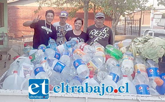 Los vecinos están bastante motivados participando en la campaña de colectar agua en bidones, botellas, lo que sea.