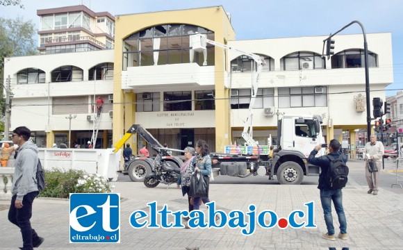 DAÑOS VISIBLES.- Así luce la panorámica del edificio municipal de San Felipe, sin cortinas y con serios daños en sus ventanales.