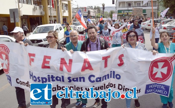 MARCHA SALUD.- La marcha realizó un recorrido desde el Hospital San Camilo bajando por Avenida Miraflores, llegando al centro de la ciudad e instalándose en la Plaza Cívica.