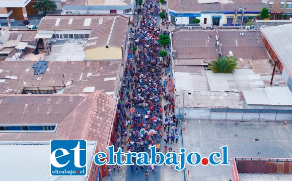 Una impactante marea humana subiendo por calle Freire, en un gran acierto fotográfico de Javier Mura.