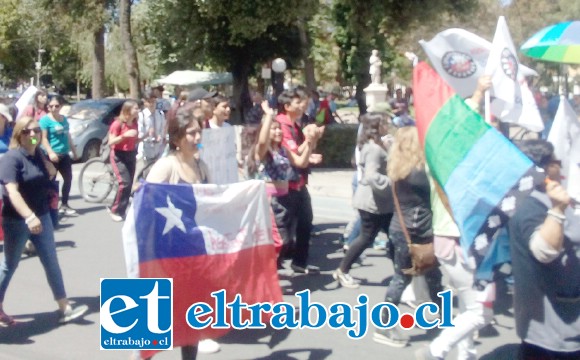 Exhibiendo una bandera chilena marchan por el centro de la ciudad de San Felipe.