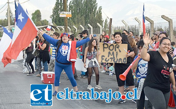 GRAN CONVOCATORIA.- Empleados del Hospital San Camilo también marcharon desde Chacabuco por Maipú, y subieron al centro por Merced.