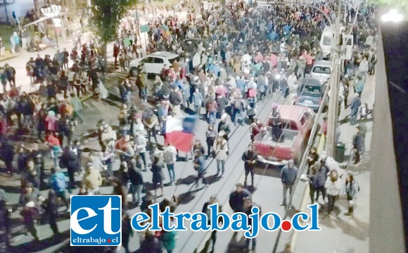 La comunidad marchando por el centro de la comuna de San Felipe.