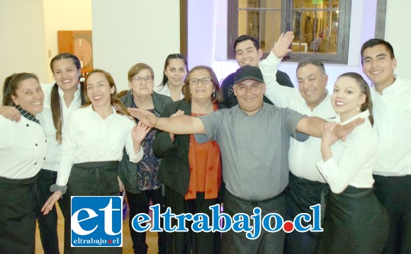 EQUIPO DE LUJO.- Ricos y variados bocadillos fueron los que presentó Miguel y su personal durante el lanzamiento de este nuevo servicio de restaurante y banquetería.