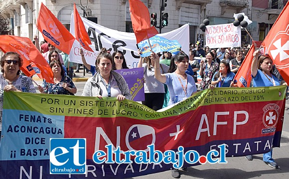 IMPONENTE MARCHA.- Fenats Aconcagua movió a sus agremiados por las céntricas calles sanfelipeñas. Tras el anuncio presidencial, el mensaje parece bastante claro: No se trata de mejorar las pensiones, sino de terminar con el actual sistema. (Foto Roberto González Short)