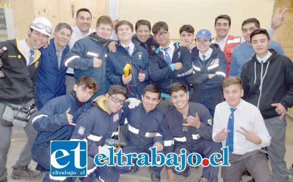 FUERZA INDUSTRIALINA.- Ellos son los industrialinos que del 22 al 25 de octubre representarán a la Escuela Industrial en la WorldSkills Chile 2019. Les acompañan algunos profesores.