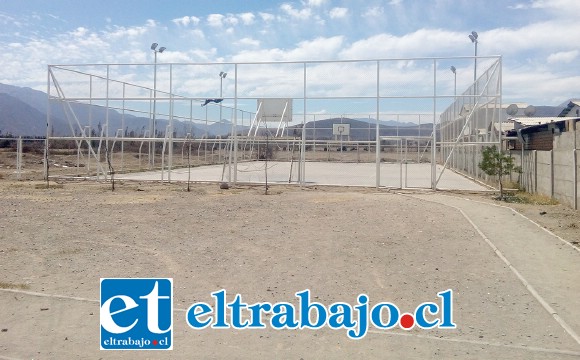 En este lugar fue asaltado el menor de 11 años. Se trata de la cancha de la Villa Juan Pablo Segundo.