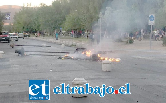 Barricadas en la esquina de calle Prat con avenida Yungay de San Felipe.