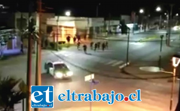 Video circuló por redes sociales titulándose como el robo de una patrulla policial, siendo desmentido por Carabineros.