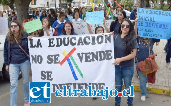 Letreros denunciando que la salud está en crisis.