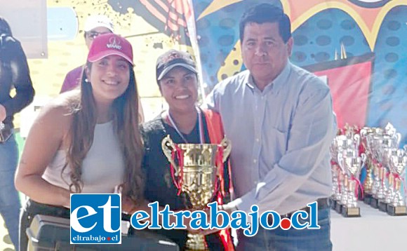 Acá vemos a Daniela Fernández recibiendo el premio de campeona nacional por parte del alcalde de Santa María, Claudio Zurita Ibarra.