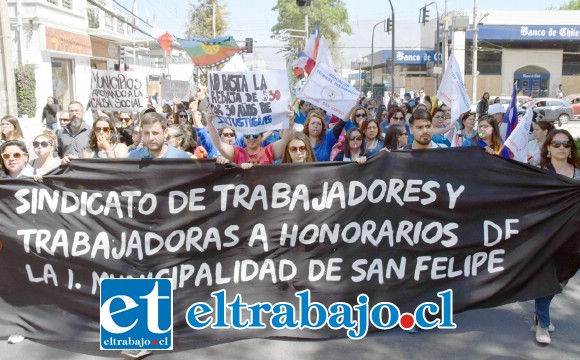 En la imagen trabajadores a Honorarios de la Municipalidad de San Felipe, en una de las tantas marchas realizadas en las últimas dos semanas.