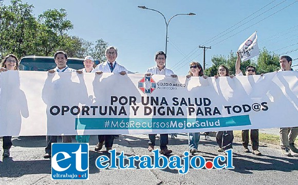 Acá vemos a un grupo de profesionales de la salud, entre ellos el doctor Manríquez, durante la marcha.