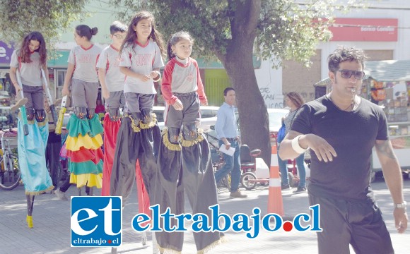 Estos niños son estudiantes zanquistas del Taller de Circo-Teatro de la Escuela José Antonio Manso de Velasco, dirigidos por el profesor Mauricio Fernández durante la jornada del Cabildo Abierto de ayer.