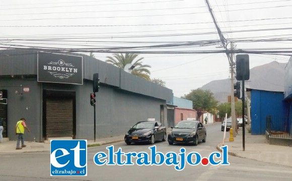 Estos dos taxis colectivos que aparecen en la imagen, desde la próxima semana podrán entrar por Cajales, a la inversa de como aparecen en la fotografía.